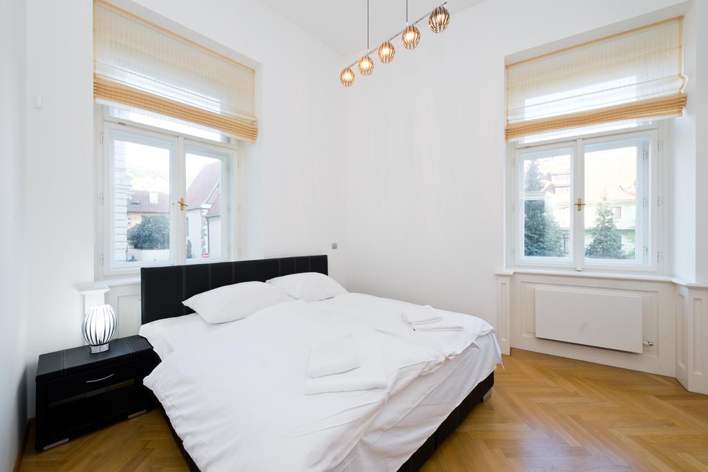 Modern Apartment Vsehrdova براغ الغرفة الصورة