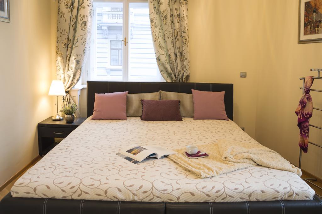 Modern Apartment Vsehrdova براغ المظهر الخارجي الصورة
